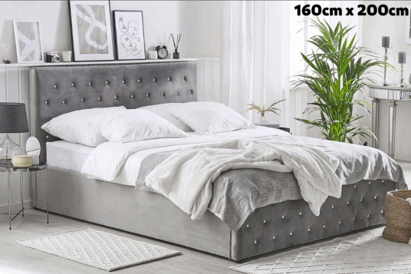 Lit Prestige capitonné en velours gris orné de strass1m60